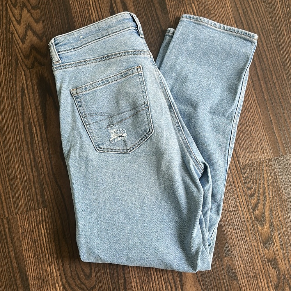 American Eagle woman’s size 8 Mom Jean, like new! - Picture 2 of 2